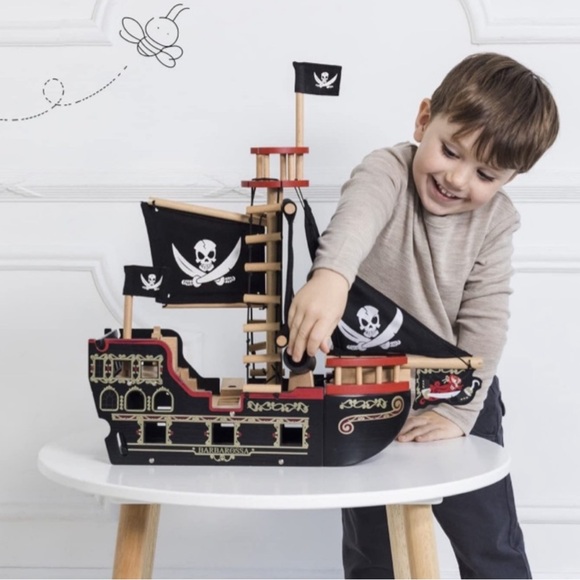 Le Toy Van Pirate Ship - Picture 1 of 2